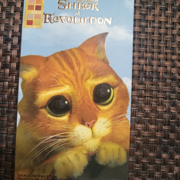 NWT Shrek x I Heart Revolution Puss in Boots mini eye shadow palette - Picture 2 of 4